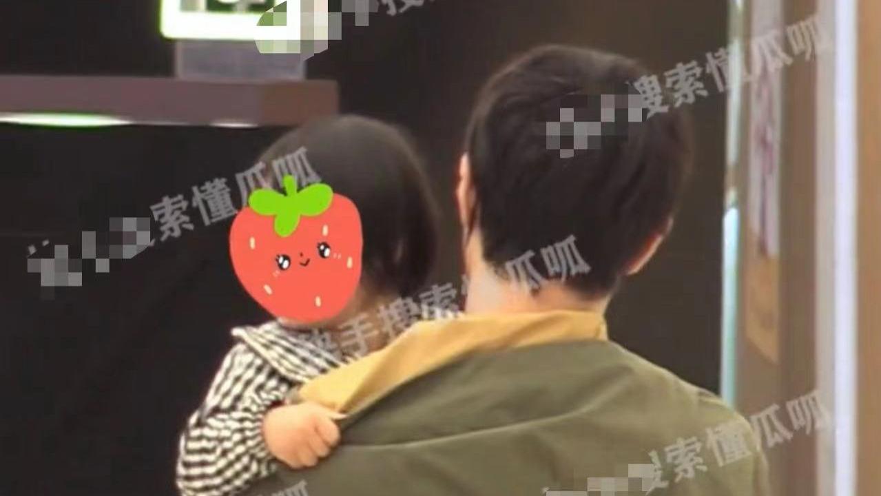 女孩|35岁知名演员被曝隐婚生女！抱小女孩逛街显亲密，本人忙发文澄清