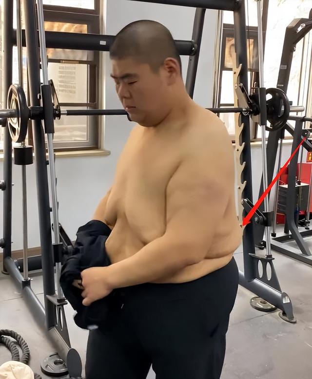高马尾 吃播“胖猴仔”晒8个月成果，王浩楠遭打脸，网友：再切一半胃