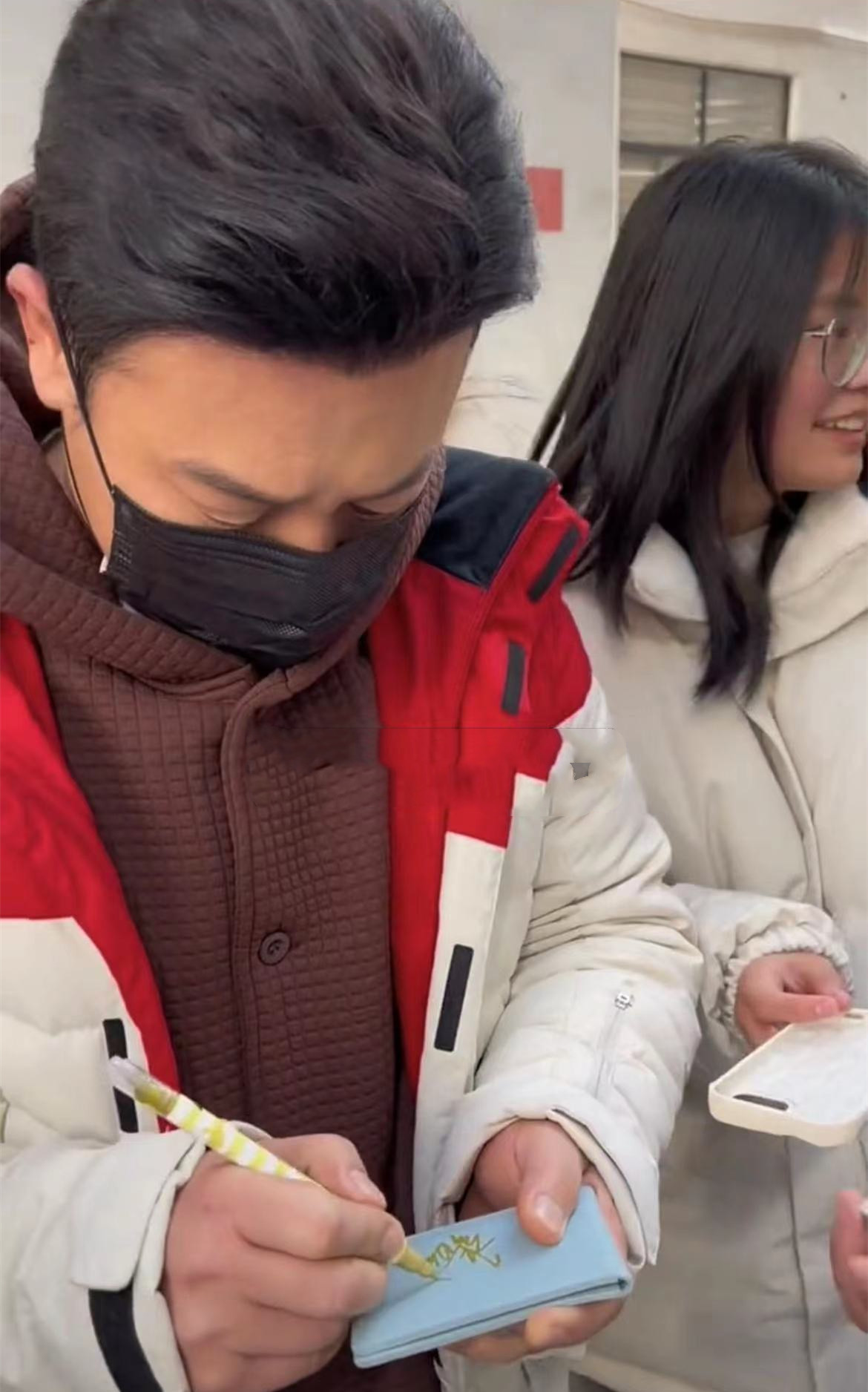 张颂文|“高启强”张颂文被女粉丝围堵,穿百元鞋接地气,身旁鲜肉无人理