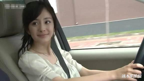 杨幂自曝经常被背叛,语气哽咽面露难色,曾因女儿抑郁被要求复婚