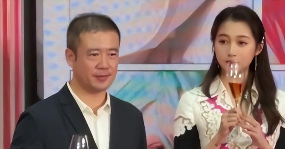 明星在资本面前有多卑微？杨幂被搂腰，张艺谋酒局被推开却不敢出声