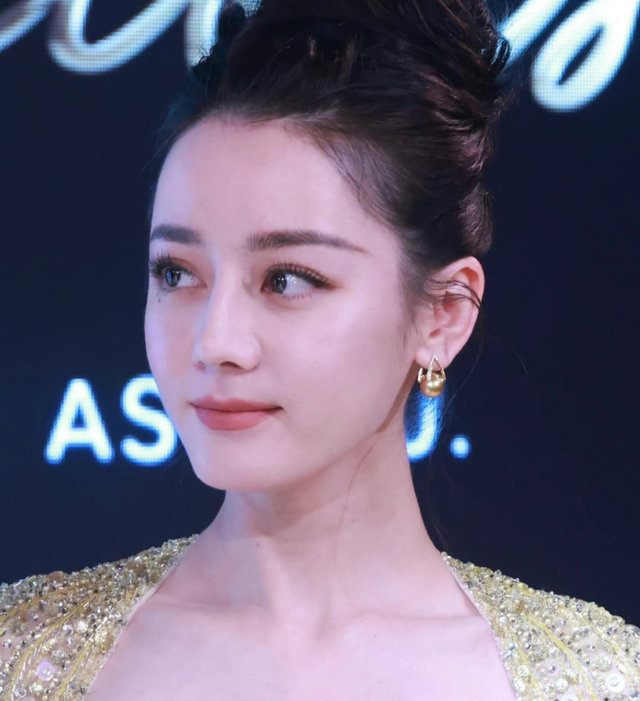 迪丽热巴|热巴亮相活动大秀美背,跟秦岚同框显壮,工作室为显苗条P歪背景!