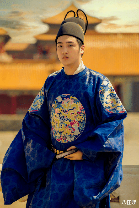 吴镇宇晒儿子古装照吐槽像公公，费曼变瘦身高惊人，眼角疤痕抢镜