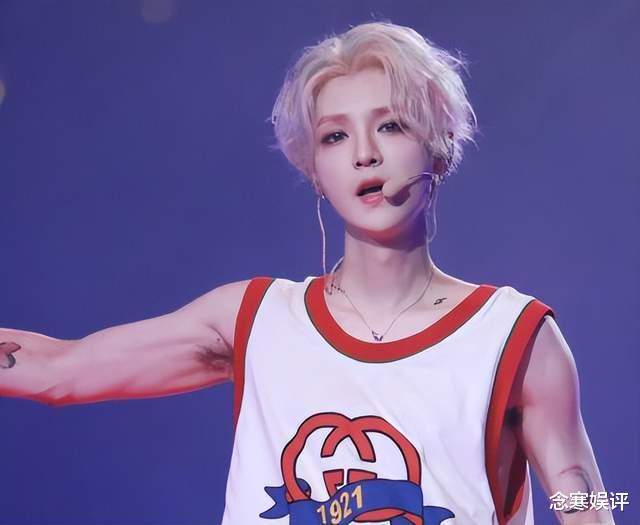 鹿晗在演唱会上穿背心,大秀肌肉线条超抢眼,硬汉味十足拒做伪娘