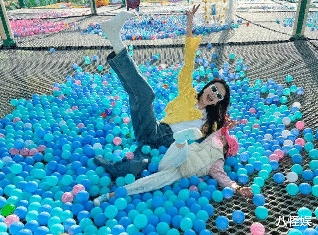 董子健|董子健带女儿看展,给大福穿衣服好宠溺,网友直呼好感度大增