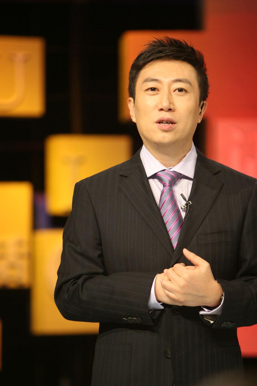 陈伟鸿|55岁央视名嘴陈伟鸿现身美国!深陷移民风波,宴请国外名流魅力大