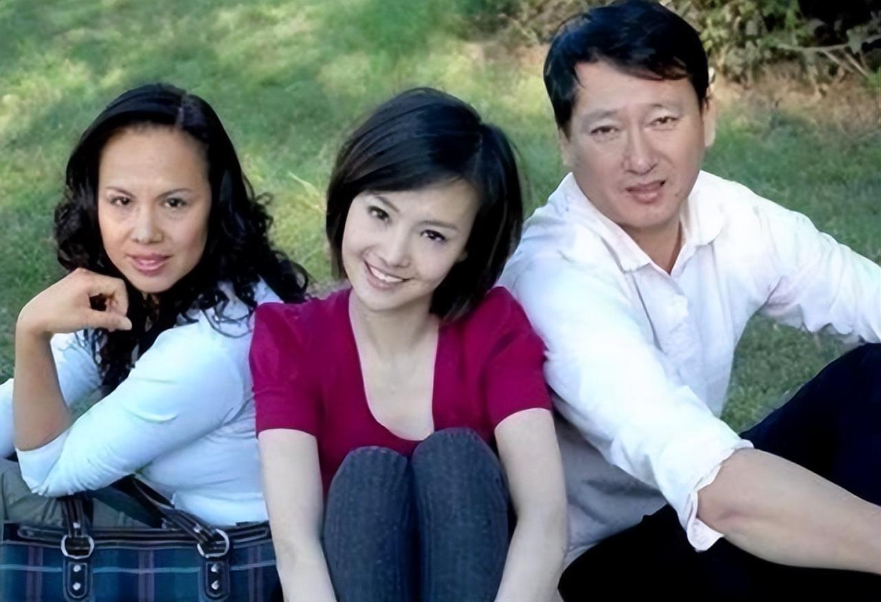 沦为素人2年多后,众人才惊觉:郑爽不“疯”了,可大家却不信了