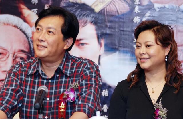 31岁知名歌手官宣结婚!娶漂亮经纪人高调秀恩爱,日久生情成美谈