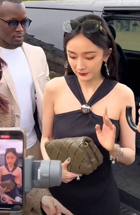 杨幂巴黎时装周近照翻车，泪沟法令纹太抢镜，生图暴露真实年龄