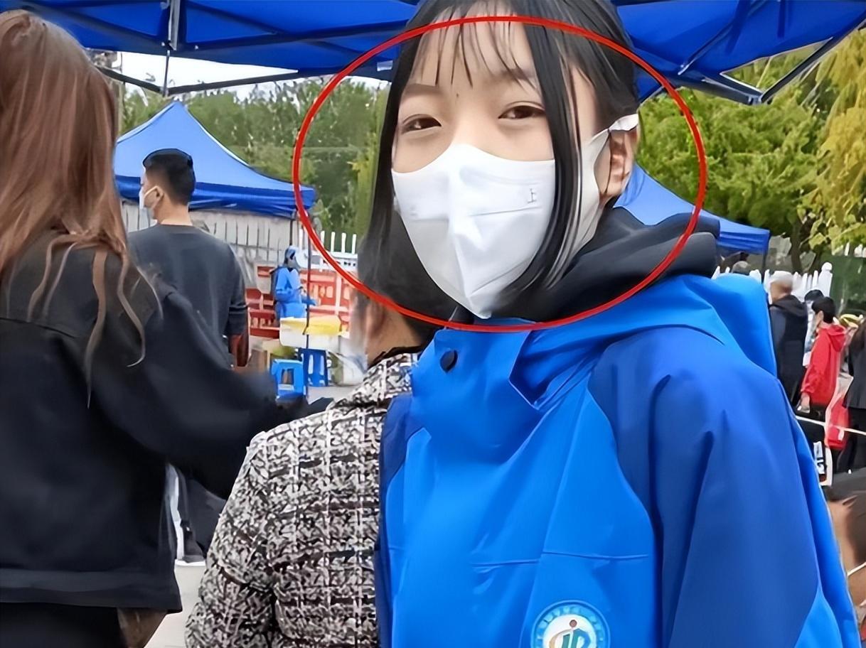 穿衣搭配 “水母头”取代“鲶鱼须”，成为学生发型新潮流，家长看后一脸懵