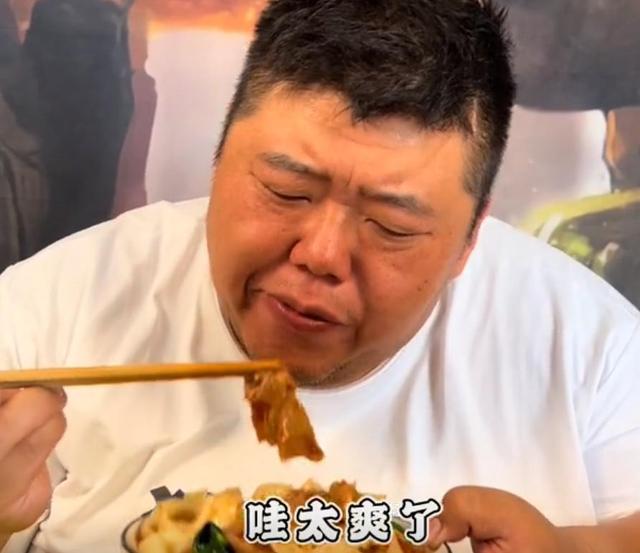 高马尾 吃播“胖猴仔”晒8个月成果，王浩楠遭打脸，网友：再切一半胃