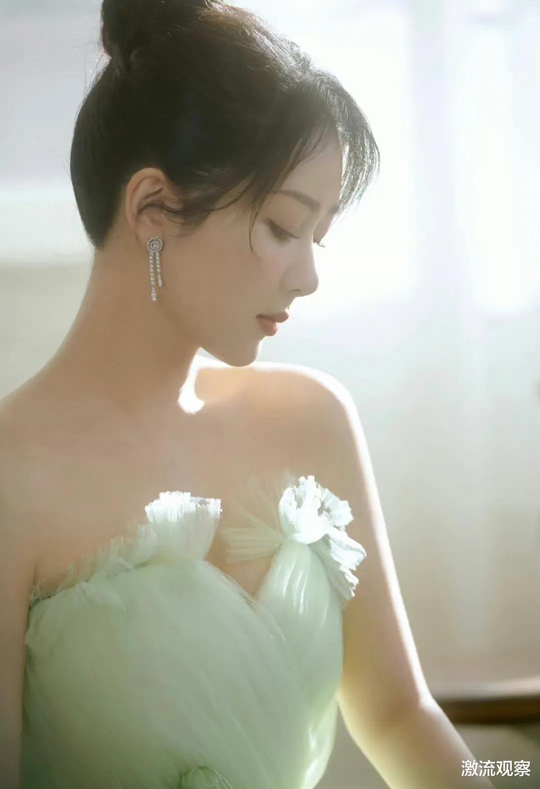 发型 杨紫直播造型惹争议,发型老土,蓝色西服显老,造型团队上心点吧