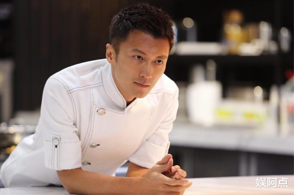 谢霆锋携长子返回香港，16岁Lucas乖巧冷酷！临走时大秀父子情