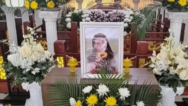 曝周海媚追思会现场照片！照片细节已经确定，殡仪馆布置人回应