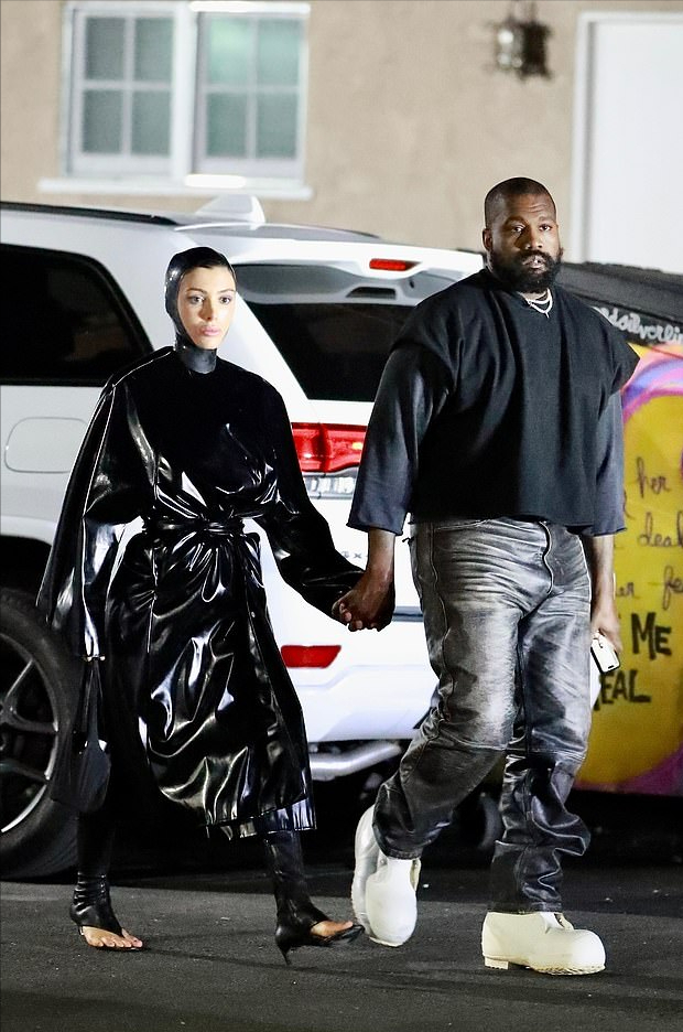 坎爷老婆穿乳胶大衣裹得好严实!连脑袋裹住了,露脚趾靴子看不懂