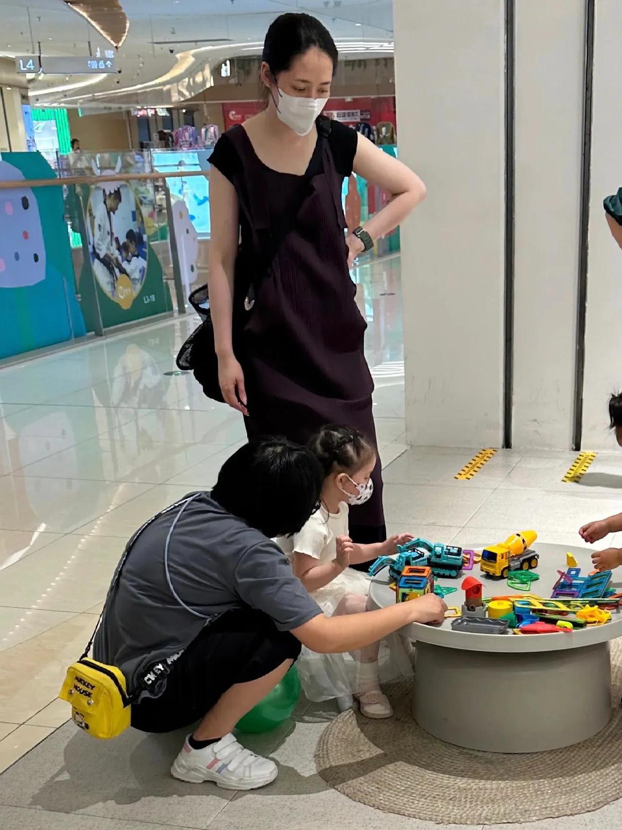 郭碧婷|偶遇郭碧婷带俩孩子去玩具城,打扮低调气质出众,后背火罐印抢镜