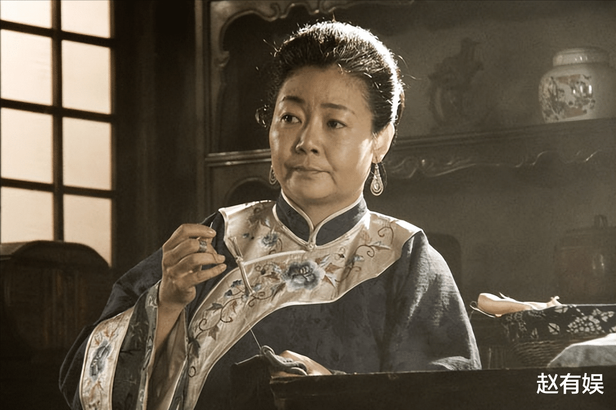 萨日娜:结婚33年只生孩子不做饭,帅气演员丈夫把她宠成宝