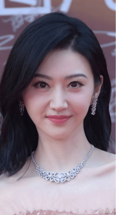 柳岩|华表奖红毯生图真敢拍!张小斐妆浓显老柳岩脸僵,44岁阿娇比baby美