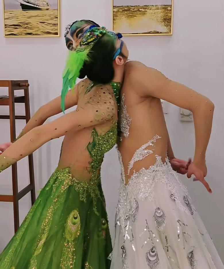 孔雀舞|杨丽萍孔雀舞被质疑少儿不宜,男舞者太暴露,男女抱一起画面不雅