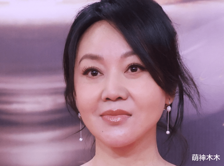 童瑶 品质盛典红毯生图：童瑶脸歪，张萌浮肿僵硬，杨超越发际线太圆