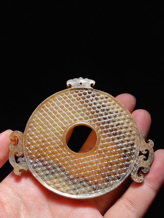 |战汉 和田玉沁色 蒲纹 出廓玉璧