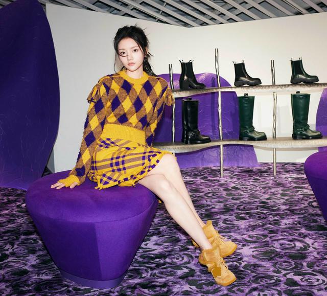 任敏高马尾撞色连衣裙简约时尚