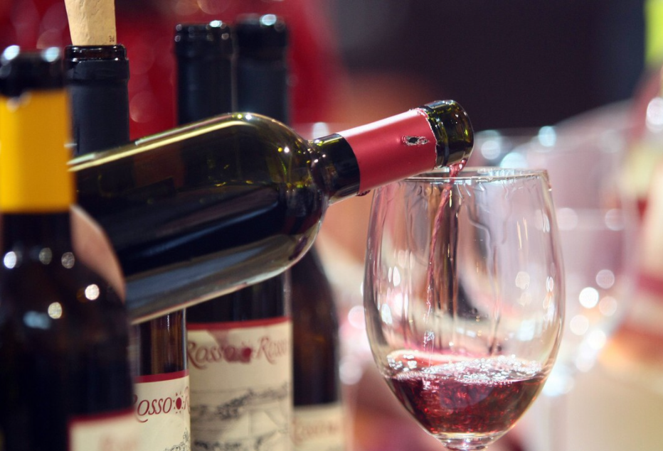 饮品|为啥红酒用软木塞还要横放，白酒却不用？建议搞懂，别浪费好酒