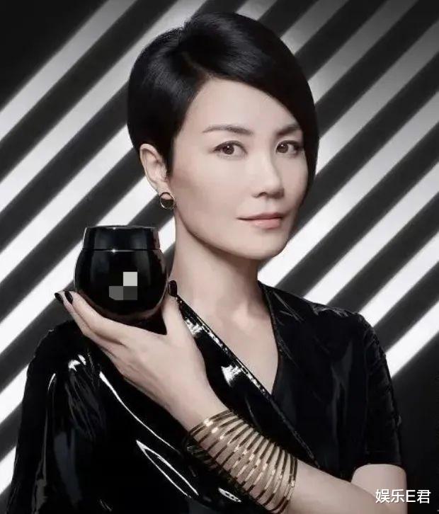 王菲“双11”现身机场，精彩回答被翻炒，网友：根本不是一个阶层