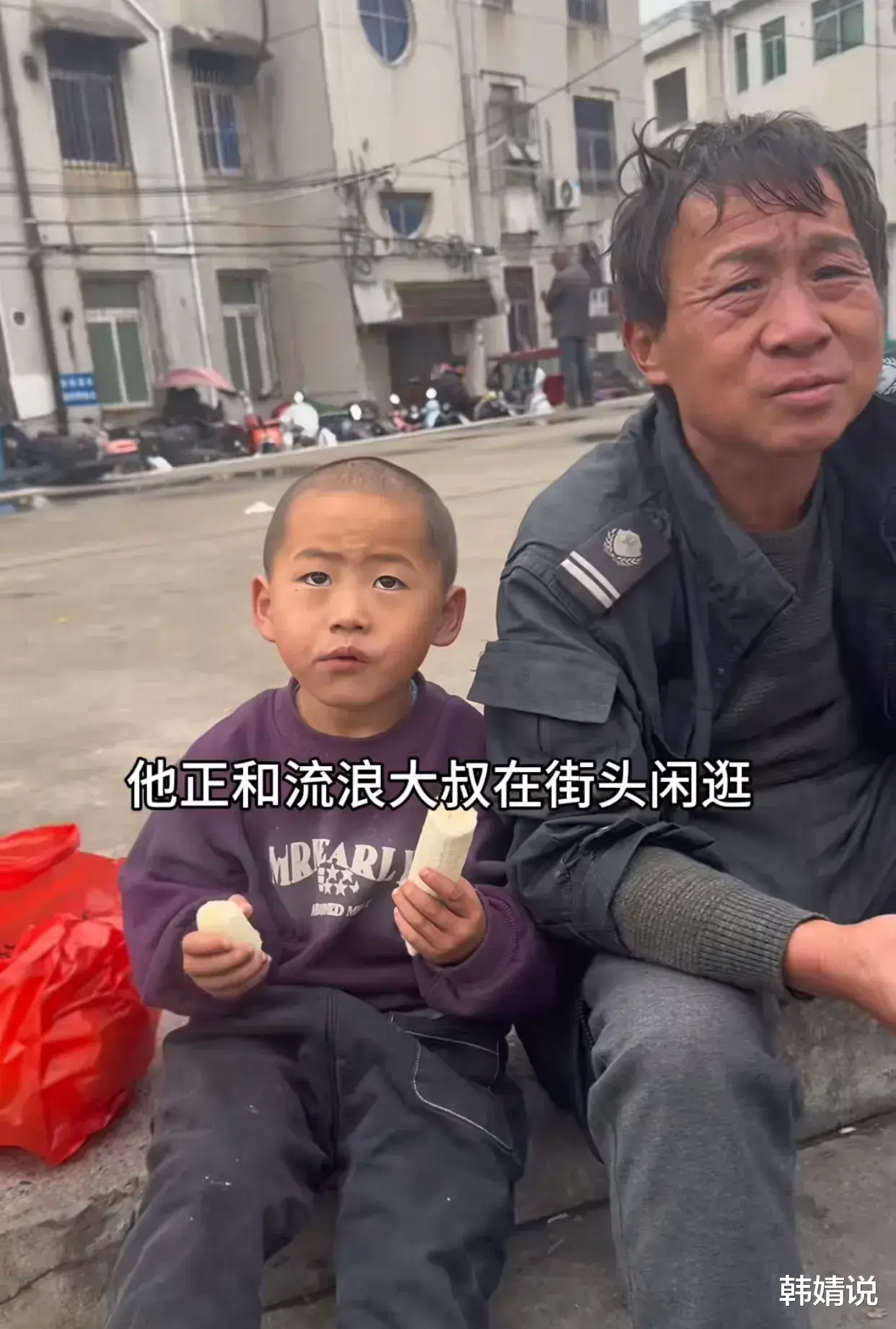 王子恩的18岁父亲现身，父子俩长得很像，都是圆头圆脑的脸型