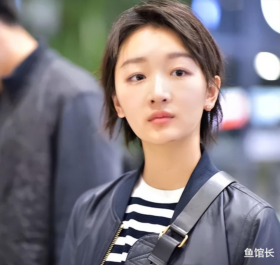 金鸡一晚,坐在“大佬”堆里的周冬雨,让所有人见识了她的江湖地位