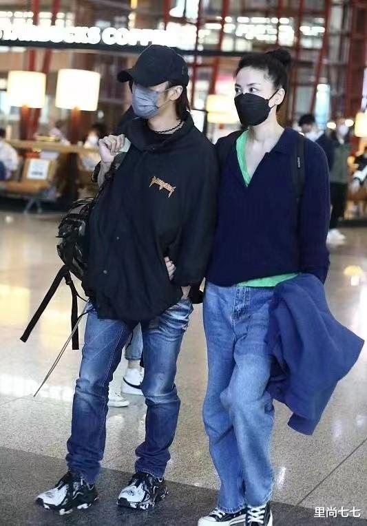 王菲 王菲牵谢霆锋走机场,扎马尾像高中生,小男友单手插兜扮酷