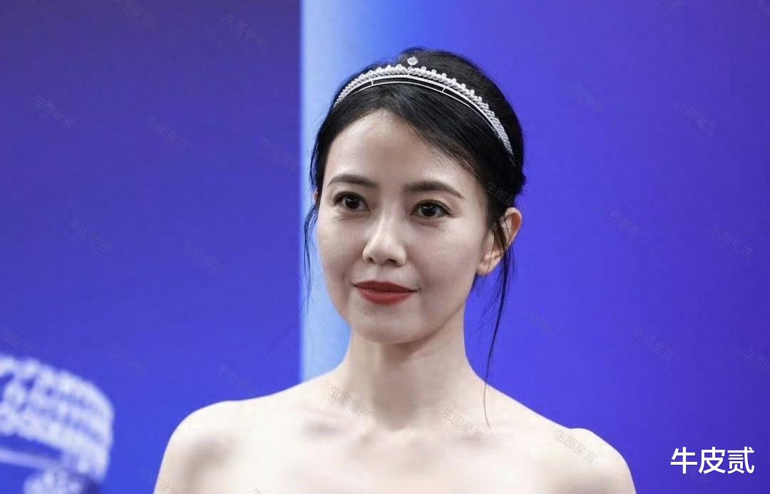 当35岁倪妮和27岁孟子义同框,才彻底明白,爱秀身材的倪妮输得有多惨!