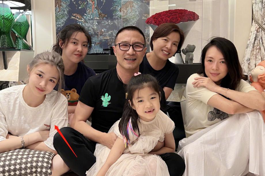 汪峰|汪峰17岁女儿唱跳全能,穿金戴银10件首饰,身高1米76性感撩人