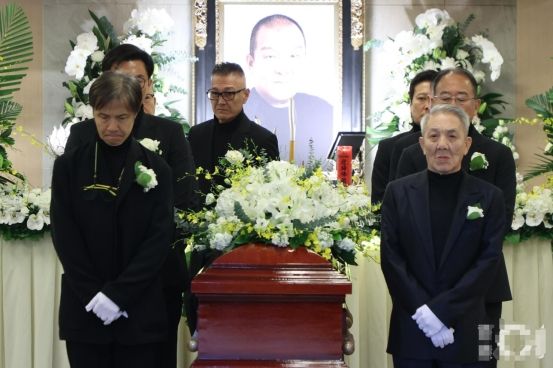 孟海出殡!17岁女儿抱遗照,洪金宝拄拐杖送别,曾志伟钱嘉乐忍泪
