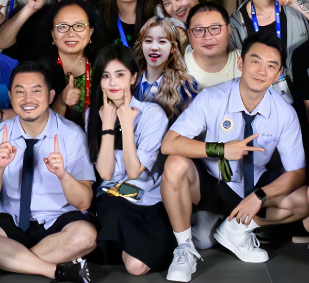 Angelababy|《跑男》收官合影，白鹿稳占C位，baby与导演在一块，范丞丞靠边
