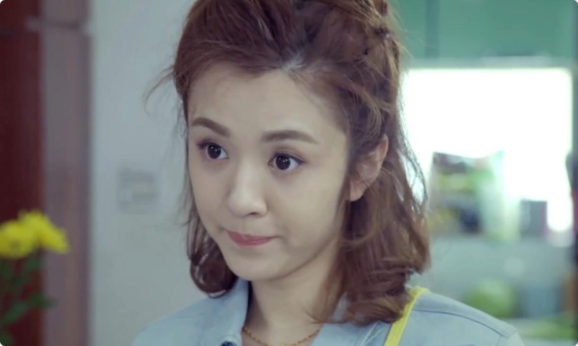 这一次,被勒出赘肉的王晓晨,把她的“中年尴尬”展现得淋漓尽致