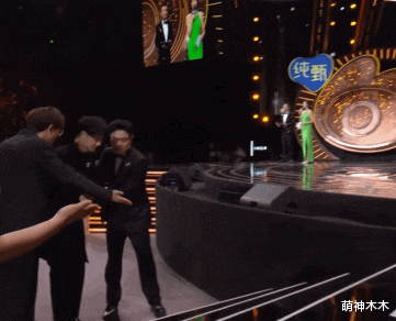 王一博|微博之夜真实座位曝光!高叶咖位飞升压李一桐,王一博雷佳音同排