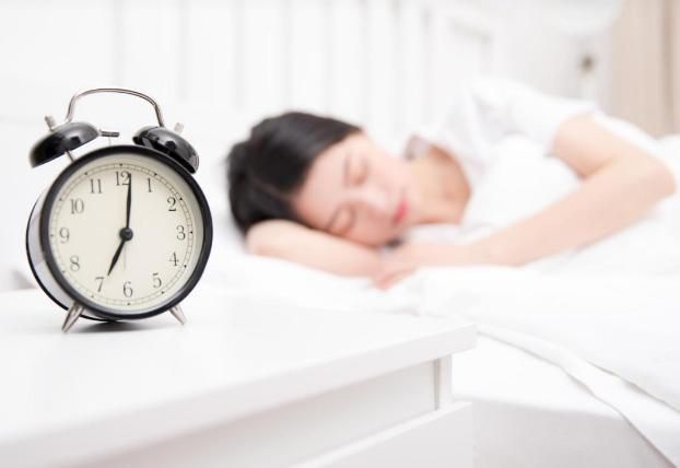 养生|大家被“8小时睡眠论”欺骗了？60岁后，最佳睡眠时间是多久？