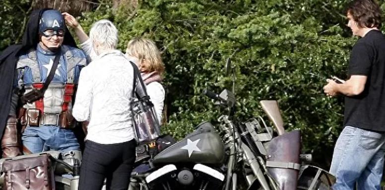 克里斯·埃文斯倾情演绎,英雄的诞生与正义的战斗,引发观众深思