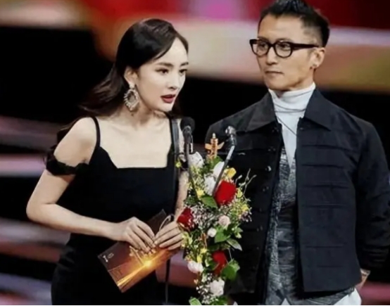 曝“锋菲恋”成泡影?谢霆锋和杨幂公布新恋情,这一次他不再隐瞒