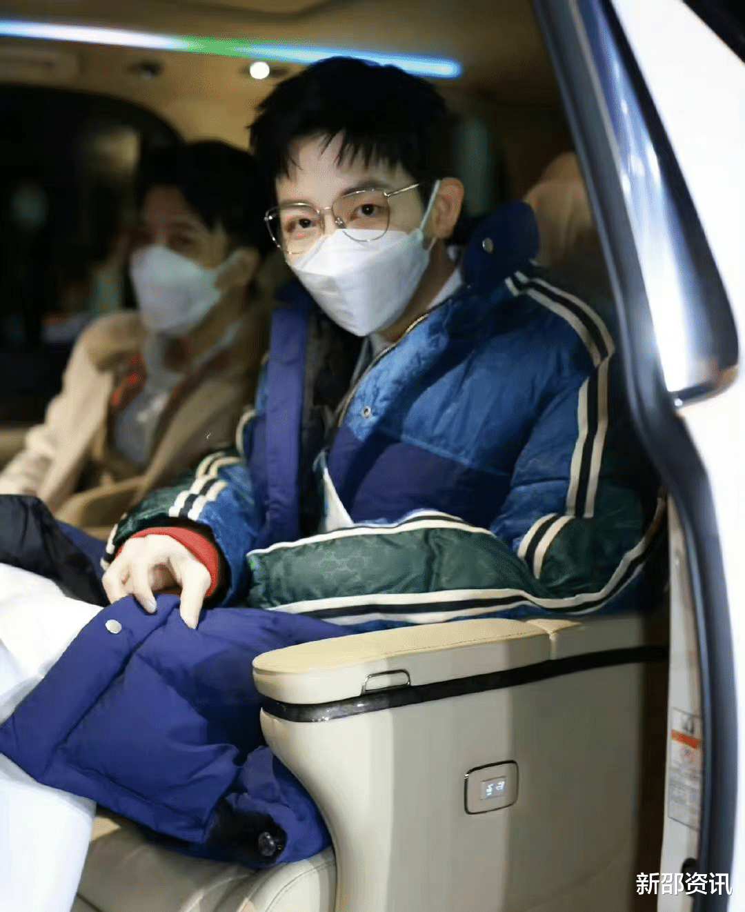 杨紫|央视春晚路透!杨紫热情招手,吴磊红大衣优雅,周深蹦蹦跳跳回应