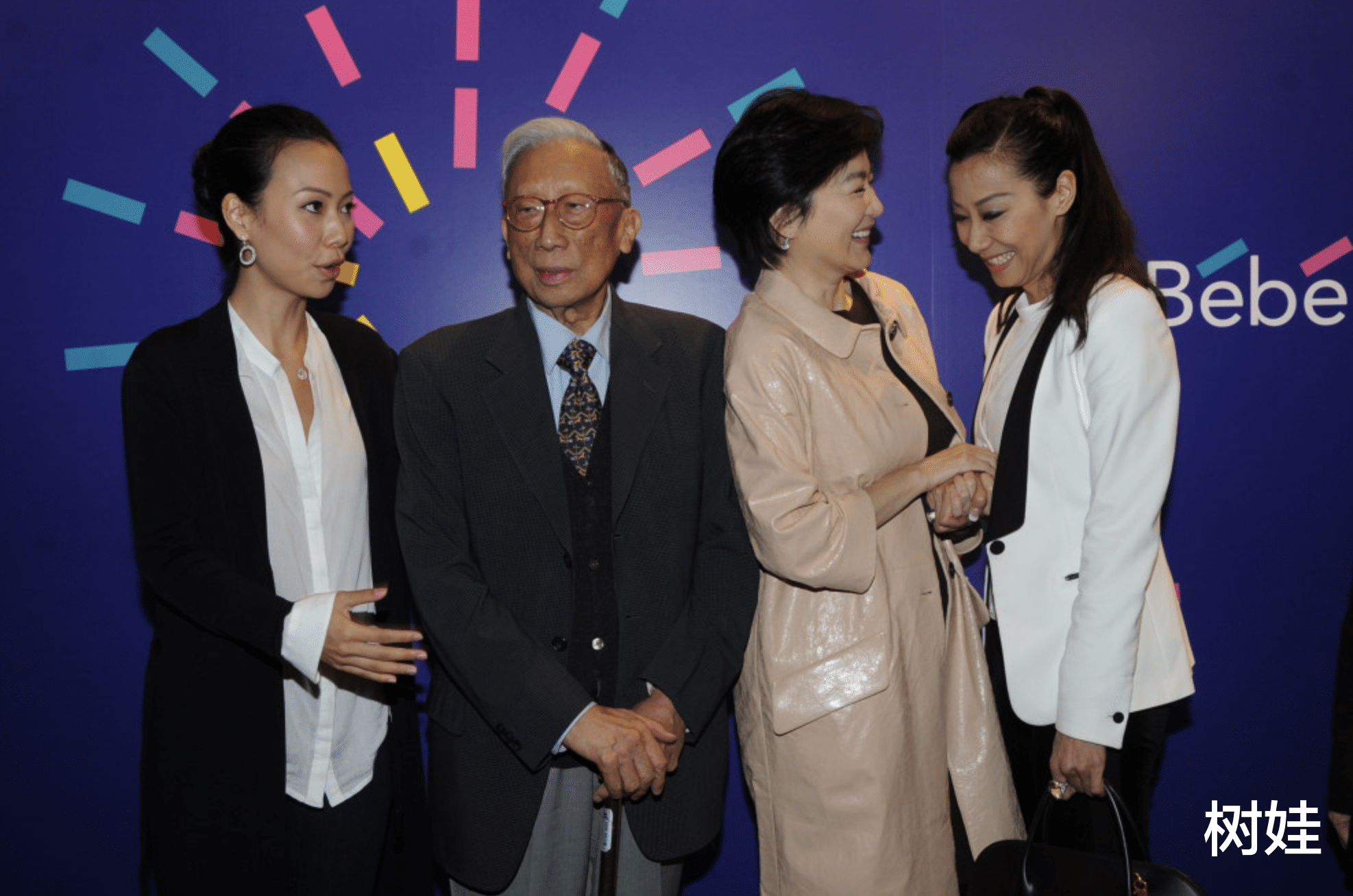 张天爱|张天爱为父亲办追思会,与邢嘉倩贴脸合照,鱼尾纹明显气质仍出众