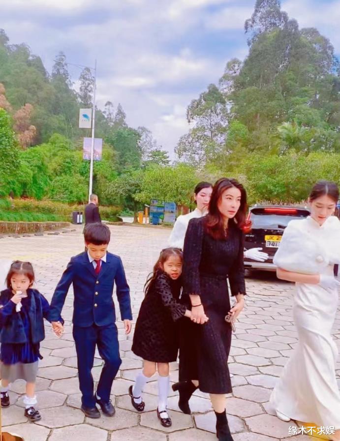 郭晶晶一家5口现身纪念馆！郭晶晶穿靴子珠光宝气，手上却戴着5毛钱发圈！