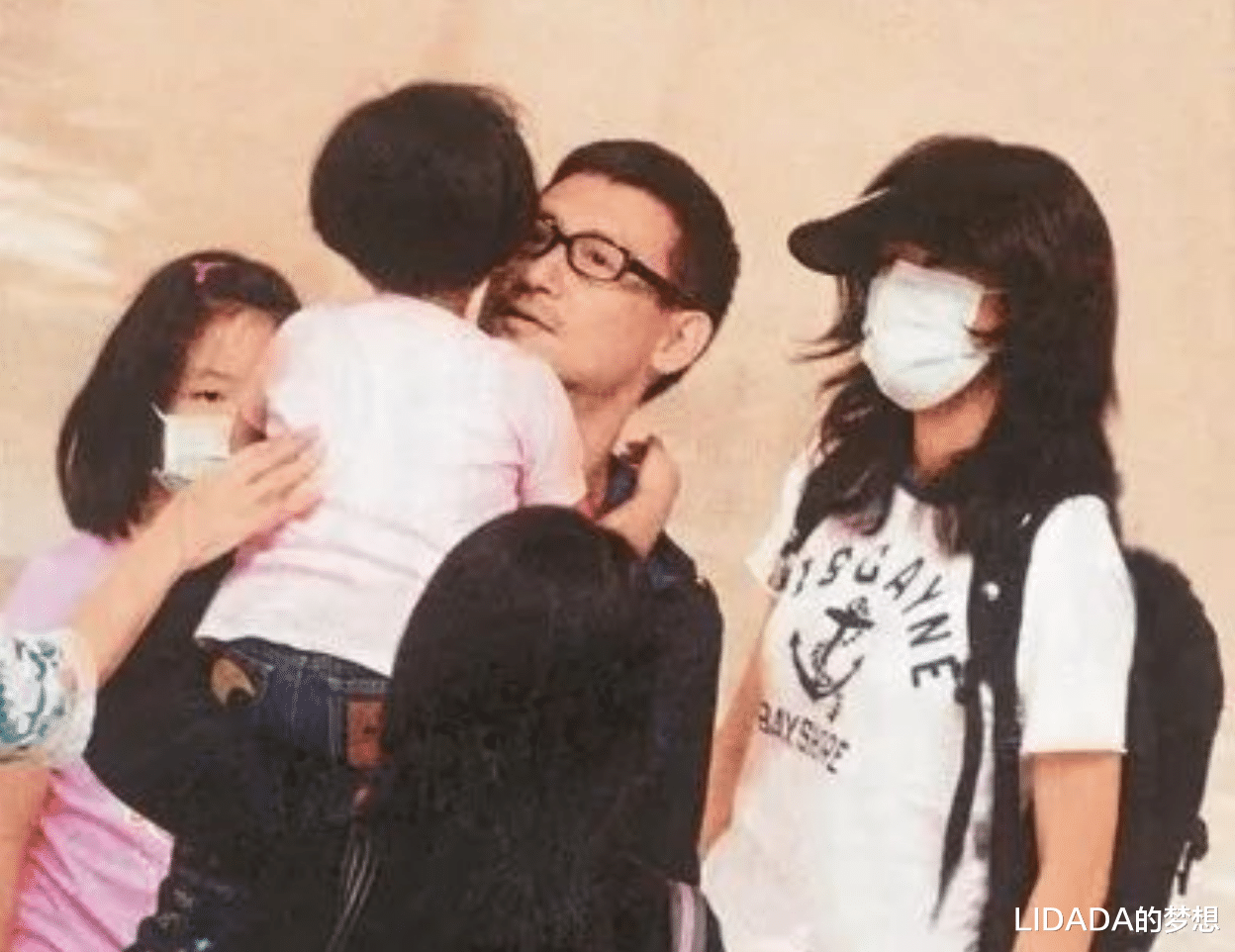 结婚27年,一双女儿颜值出众,他们的幸福惹人羡