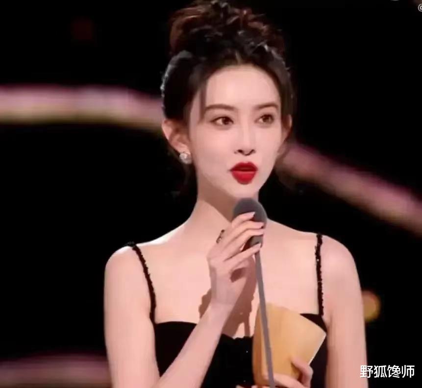 孟子义星光大赏内场，与任豪上台领奖时，不小心被绊倒好惊险。