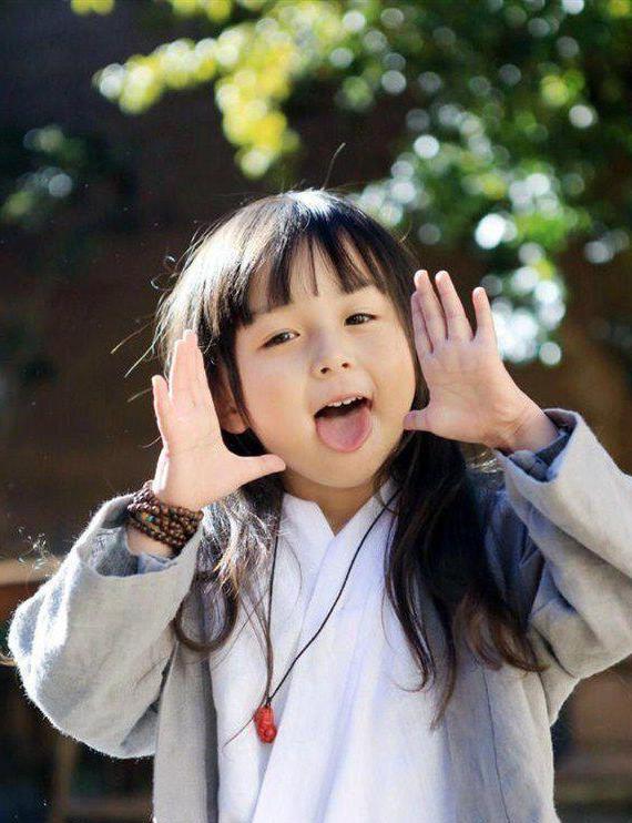 2岁出道的刘楚恬年入百万，因长相甜美被禁止整容，如今长成啥样