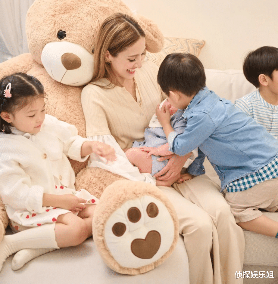 郑嘉颖|52岁郑嘉颖三胎儿子满百天,全家福首曝光,一家五口全是高颜值