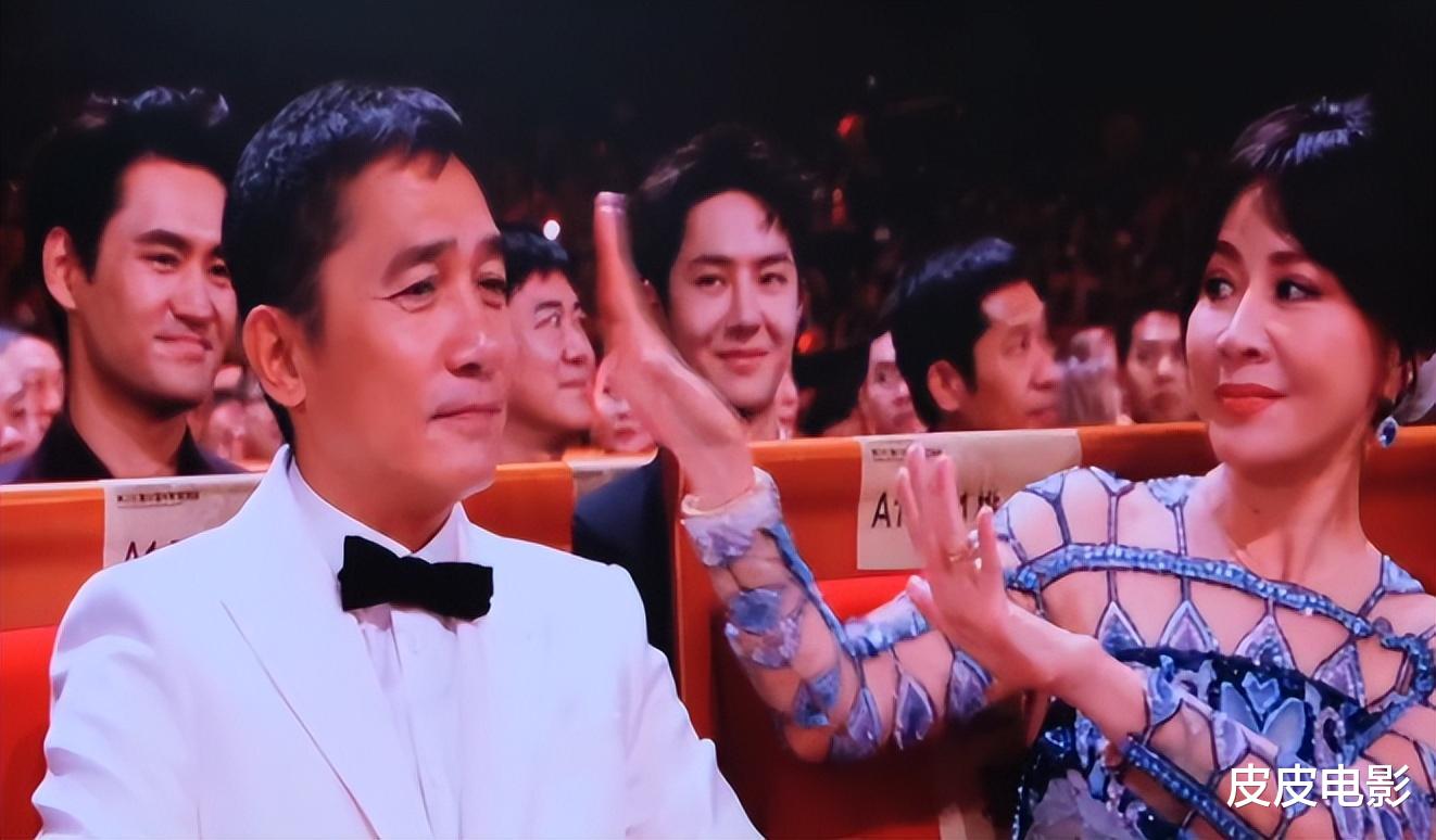 这一夜,袁泉气质出圈,殷桃女人味十足,何赛飞咬嘴唇可爱