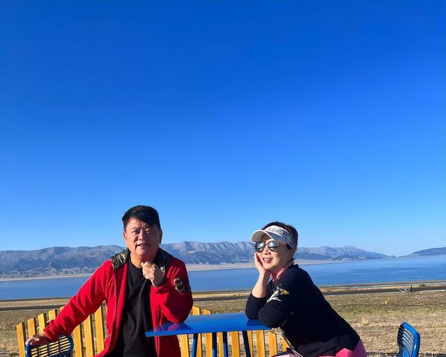 73岁陈百祥现身新疆旅游！与妻子相依为命，膝下无子生活无拘无束