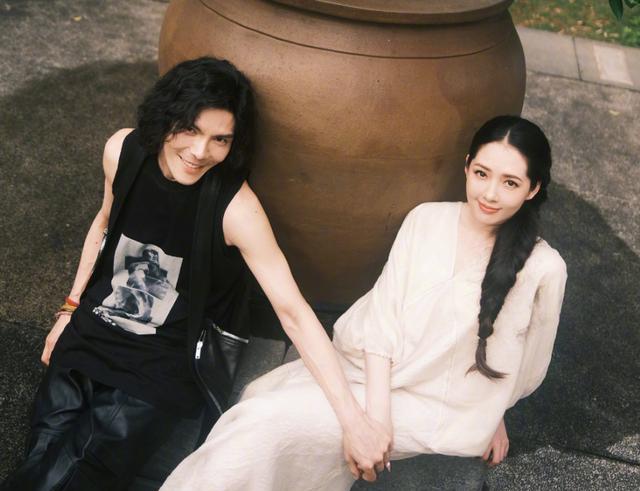 向佐带娃立“保姆”人设,表态“期待第三个”,39岁郭碧婷认命了